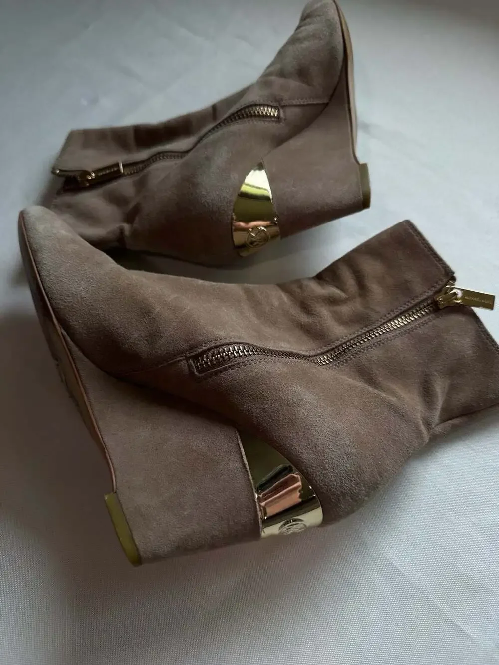 Michael Kors Suede Ankle Boots Gold Logo Heel Side Zip Women’s 6.5 Taupe